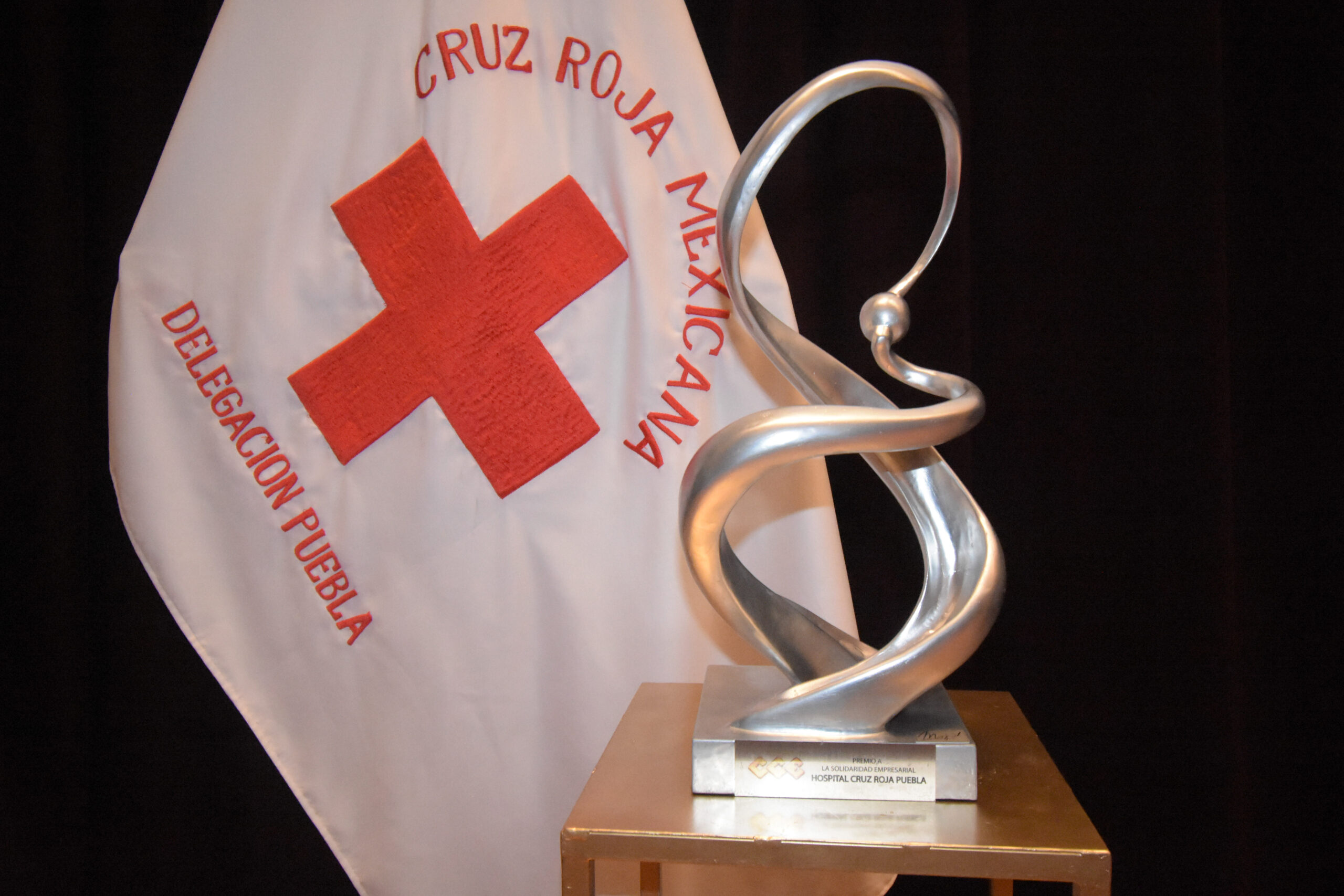 Lee más sobre el artículo Hospital Cruz Roja Puebla reconoce a sus colaboradores y aliados con el mérito de “Solidaridad Empresarial”.